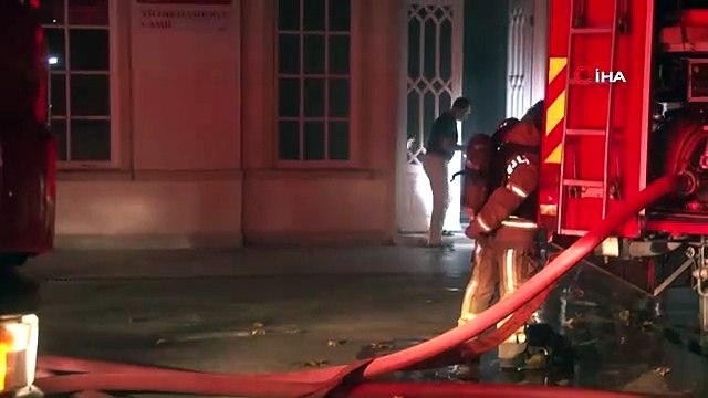 Beşiktaş Yıldız Hamidiye Camii'nde yangın meydana geldi, kontrol altına alınan yangında soğutma çalışması sürüyor