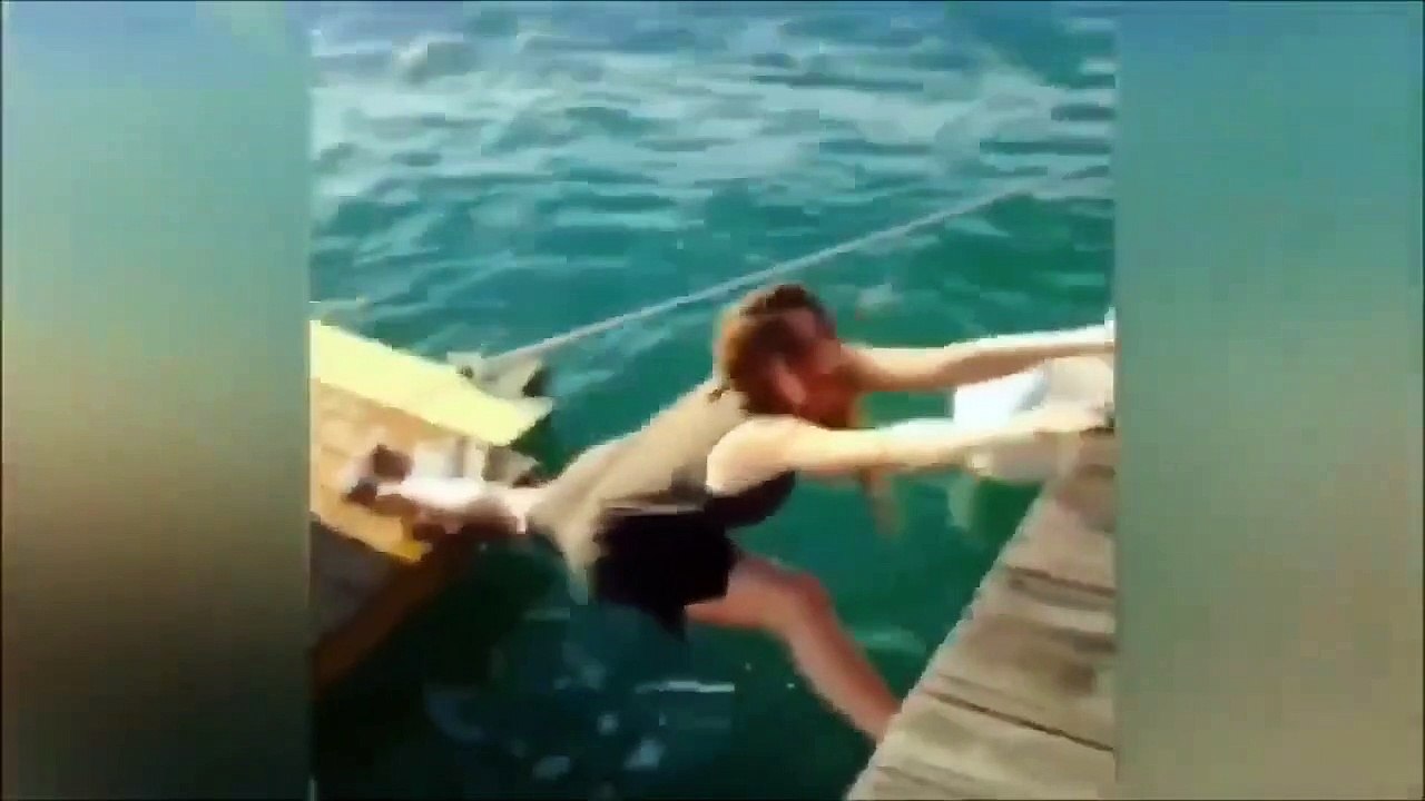 CHICA HACE UNA POSTURA DE YOGA Y MIRA QUE PASA AL FINAL