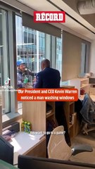 El gran GESTO del CEO de los Chicago Bears a un limpiador de ventanas