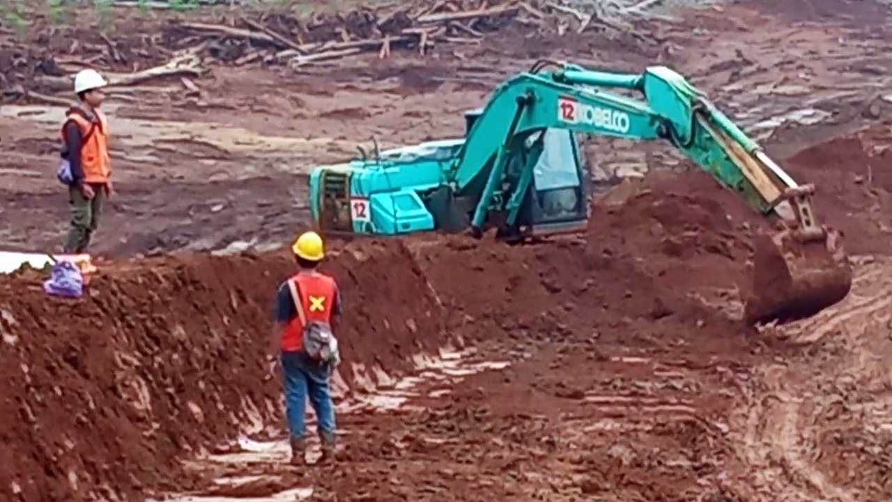 Excavator working build safety berm for mining hauling road - Video ...