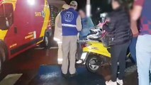 Mulher fica ferida ao sofrer queda de moto na Avenida Brasil