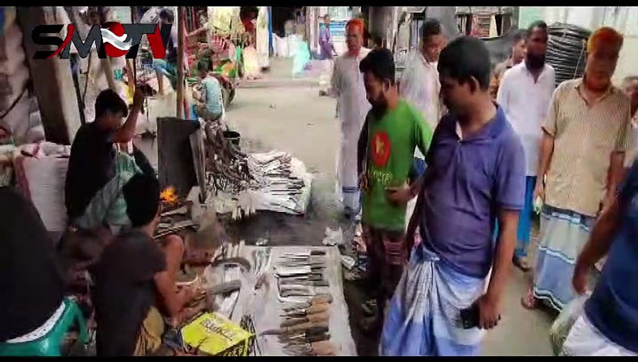 কোরবানীর ঈদ‌কে ঘি‌রে টুং টাং শব্দে মুখরিত রূপগঞ্জের কামারপল্লী
