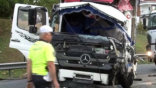 Esenyurt'ta sebze yüklü kamyonun kaza sonucu devrilmesi: 1 ölü, 1 yaralı