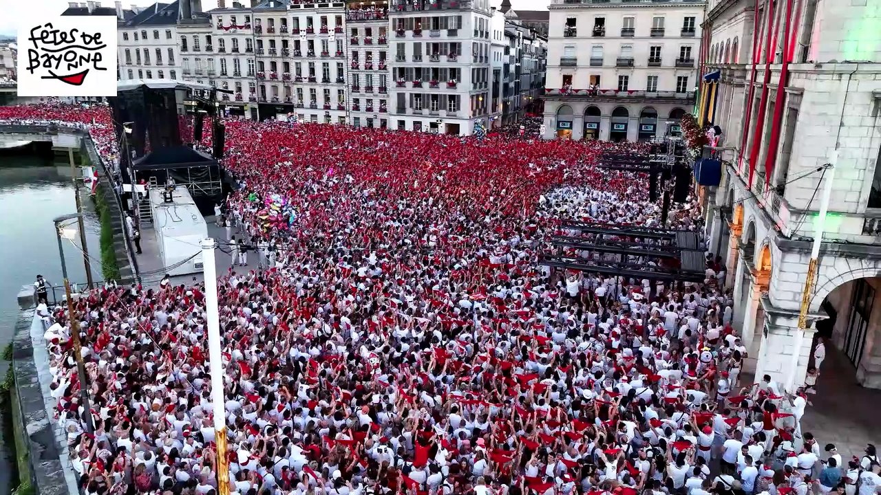 Fêtes de Bayonne 2023 : les festayres chantent "La Peña Baiona"