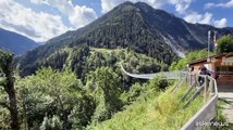 Sul ponte tibetano a 140 metri alle porte della Valtellina