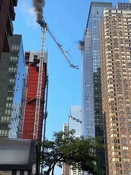 Une grue prend feu et s'effondre (New York)