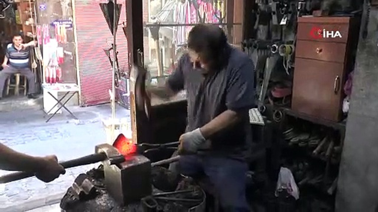 Bunaltıcı sıcağa rağmen mesleğini yaşatmaya devam ediyor