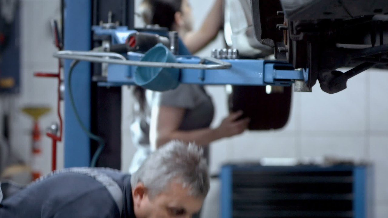 Son garage est fermé depuis six mois, il doit rembourser des milliers d'euros d'amendes de ses clients