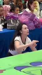 女老師指導孩子演出，脸部表情變化太豐富。The female teacher directs the children dance. Too much facial expression.#funny演出现场视频 第三视角 又被抓拍了，这次是搞笑版 女汉子的本性暴露无遗 抖音小助手 DOU 小助手