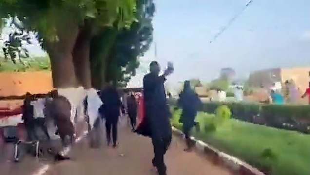 Militares de Níger anuncian la destitución del presidente y el cierre de las fronteras