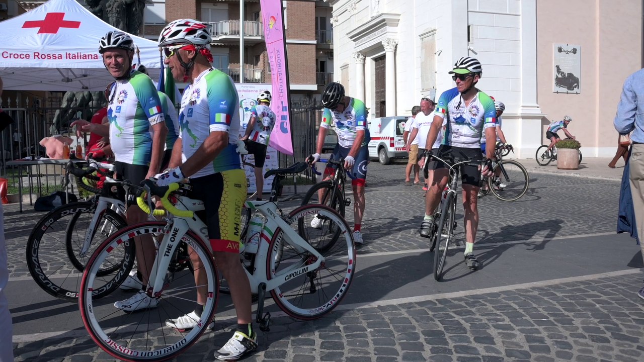 "franco - italienne 2023 - in bicicletta contro il cancro " fa tappa a Civitavecchia