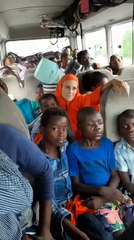 Los menores huyendo en una guagua de la capital de Haití