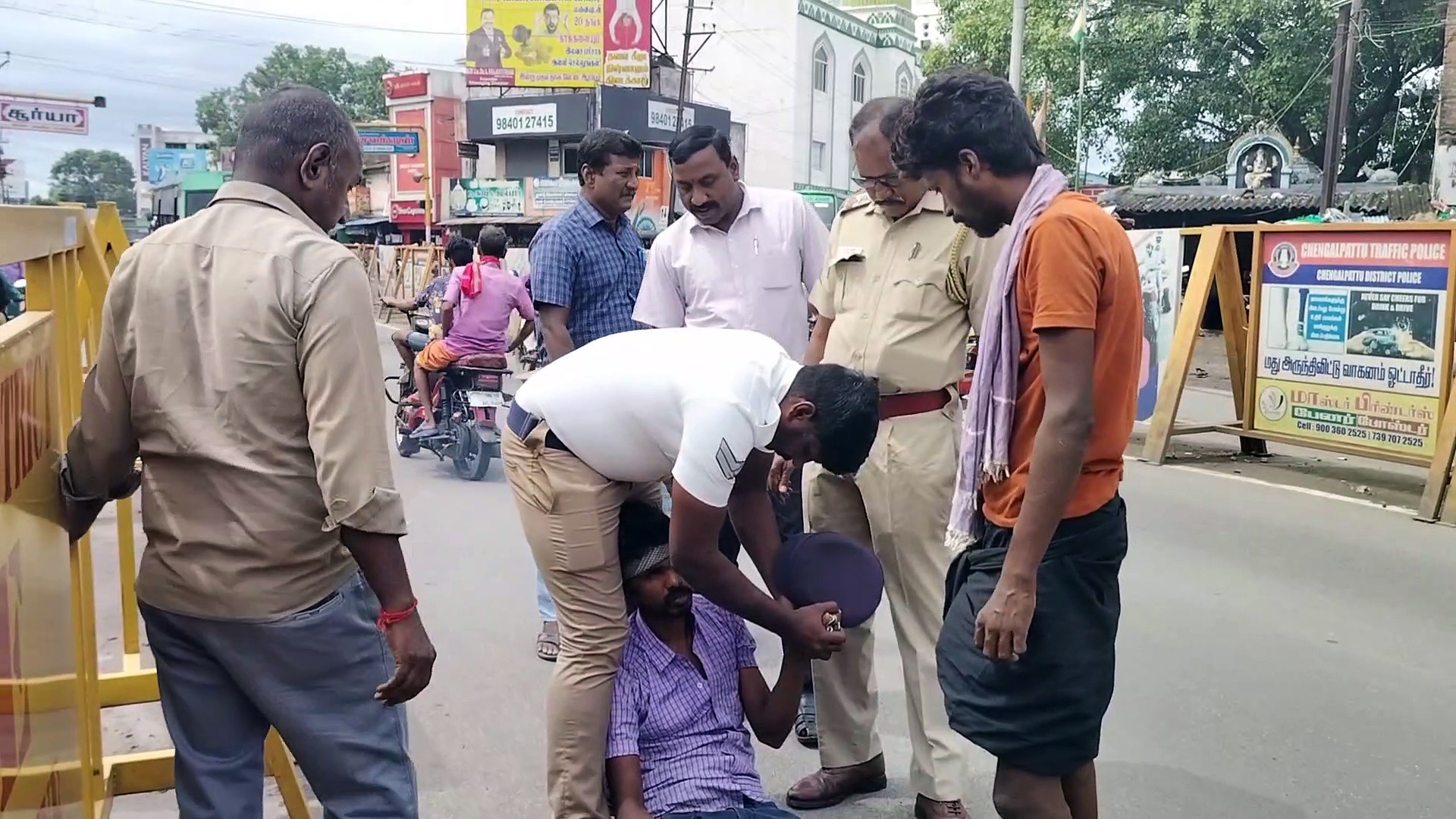 வலிப்பு வந்து சாலையில் உயிருக்கு போராடிய இளைஞர், ஓடி வந்து உதவிய காவலர்கள்; பொதுமக்கள் நெகிழ்ச்சி