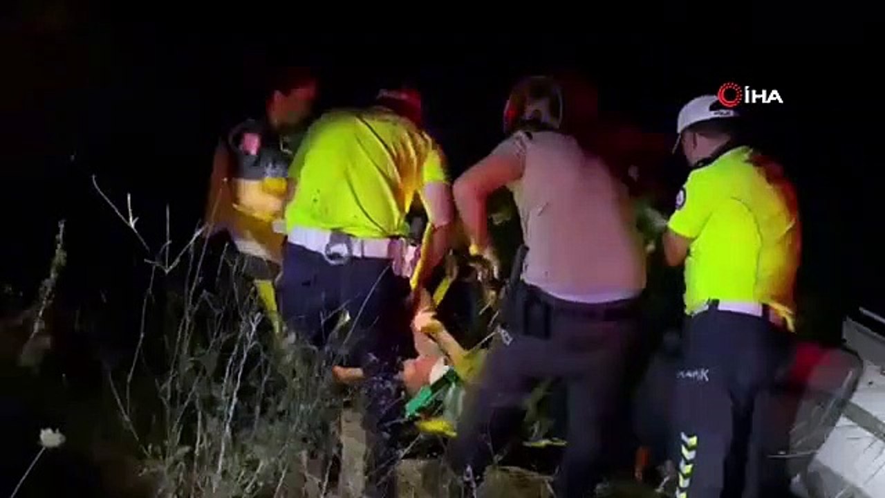 Le conducteur, qui a perdu le contrôle du volant, s'est envolé vers le champ avec son véhicule