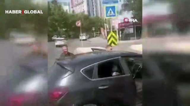 Yol tartışmasında otobüsün önünü kesip camları kırdı! Şoföre hakaret ve tehdit ettiği anlar kamerada