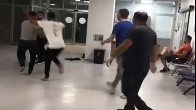 Hastanede tekmeli-yumruklu kavga kamerada