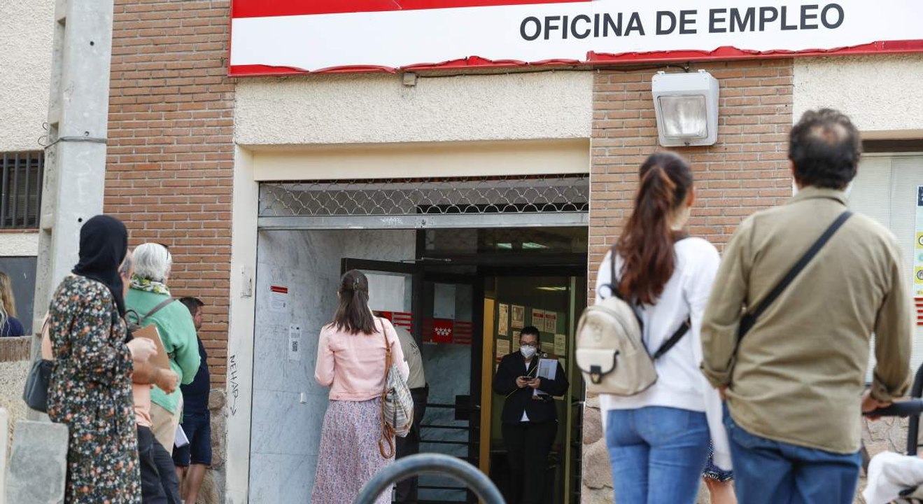 Los servicios impulsan un récord de empleo en 21 millones de ocupados, tras sumar 603.900
