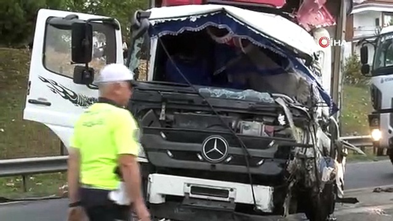 Renversement accidentel d'un camion chargé de légumes à Esenyurt： 1 mort, 1 blessé