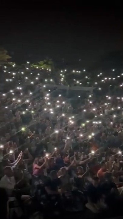 Seyirciyi kesilen elektrikler bile durduramadı! "Aşkın Olayım" şarkısını duyan Simge hüngür hüngür ağladı