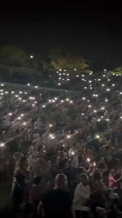 Même l'électricité coupée n'a pas pu arrêter le public ! En entendant la chanson ＂I'm Your Love＂, Simge a pleuré abondamment.