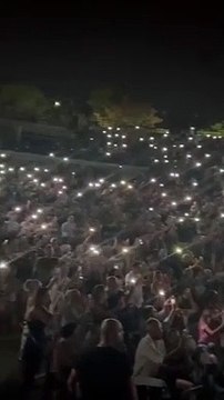 Même l'électricité coupée n'a pas pu arrêter le public ! En entendant la chanson ＂I'm Your Love＂, Simge a pleuré abondamment.