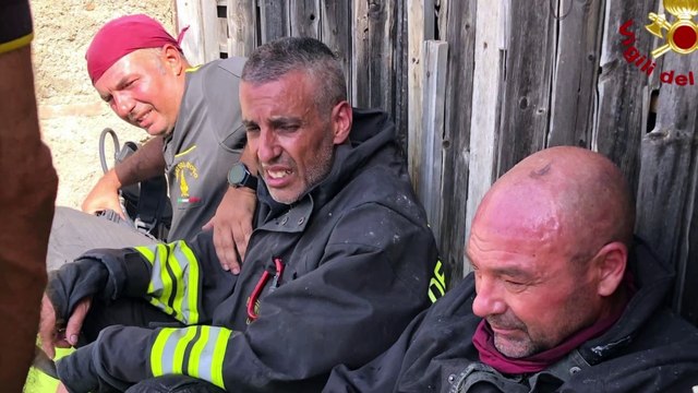 Uno scatto racconta la fatica dei Vigili del Fuoco