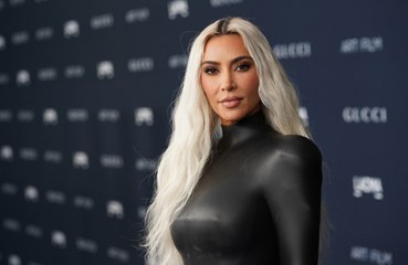 Kim Kardashian se sente orgulhosa por conseguir ficar solteira após separação de Pete Davidson