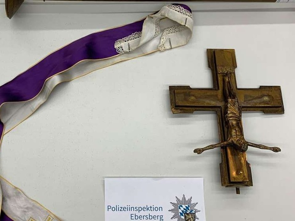 Mann in Priestergewand verprügelt 19-Jährigen mit Kreuz