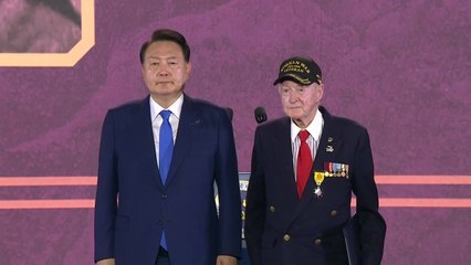 '유엔군 참전·정전 70주년' 기념식...尹, 참전용사 62명 무대 영접 / YTN