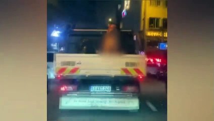 Trans birey, trafikte giderken kamyonet kasasında kalça dansı yapmıştı! Fatura şoföre kesildi