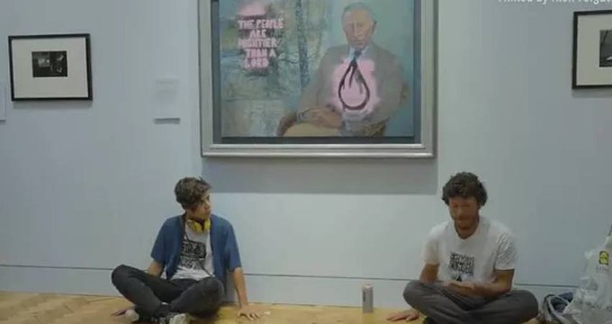 İklim aktivistleri İngiltere Kralı Charles'ın tablosunu boyadı: Halk, bir lorddan daha güçlüdür
