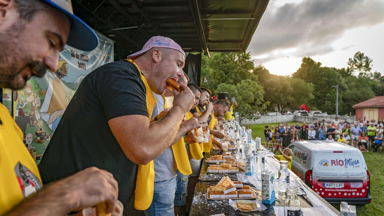Un cartagenero bate el récord de comer sobaos consumiendo 16 en ocho minutos
