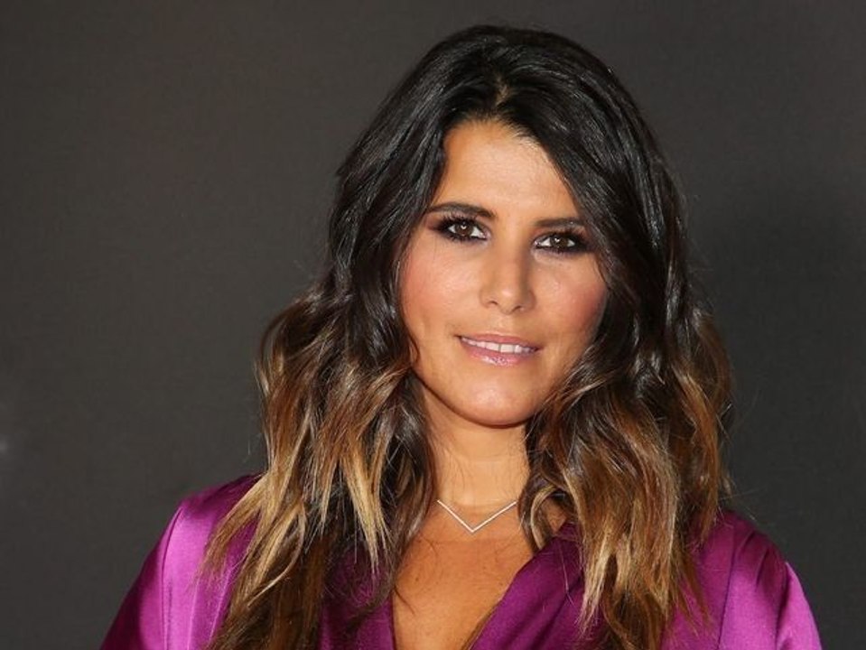 "On ne dirait pas que tu as eu 18 grossesses", Karine Ferri impressionne ses amis stars avec une photo en maillot de bain rouge façon "Alerte à Ma...