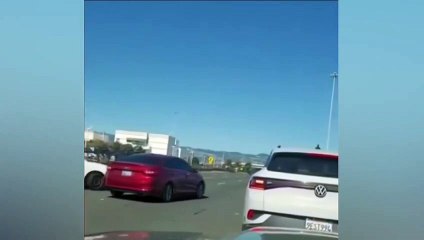 Sur le pont San Francisco-Oakland, une femme est sortie nue de son véhicule et a ouvert le feu sur d'autres véhicules.