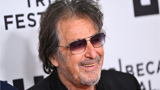 GALA VIDEO - Le monstre sacré du cinéma, Al Pacino, aperçu au bras de sa compagne Noor Alfallah dans le quartier de Beverly Hills