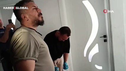 'Mutfağımda maymun var' ihbarı ekipleri harekete geçirdi! Hayvanın yakalanma anları kamerada