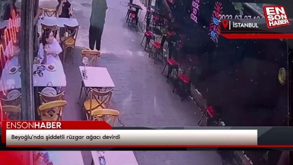 Download Video: Beyoğlu'nda şiddetli rüzgar ağacı devirdi