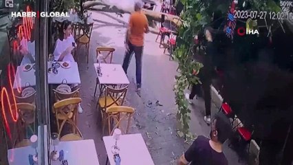 Beyoğlu'nda faciadan dönülen anlar kamerada: Ağaç devrildi, çevredekiler son anda kurtuldu
