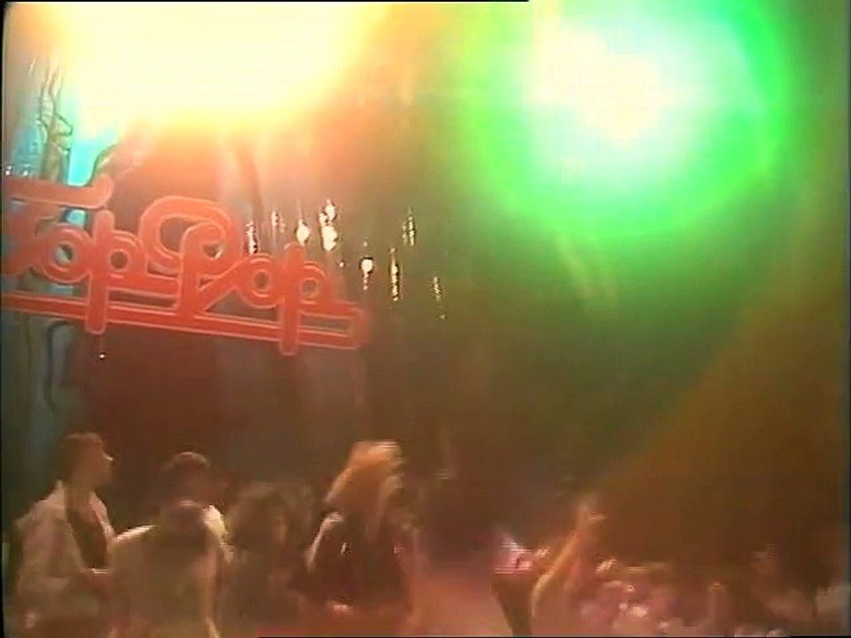 Plastic Bertrand chante "Ça plane pour moi"