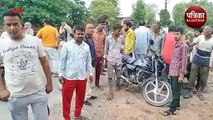 Bike Accident : सड़क के बीच मवेशियों की चपेट में आई बाइक, तीन युवकों का बुरा हाल