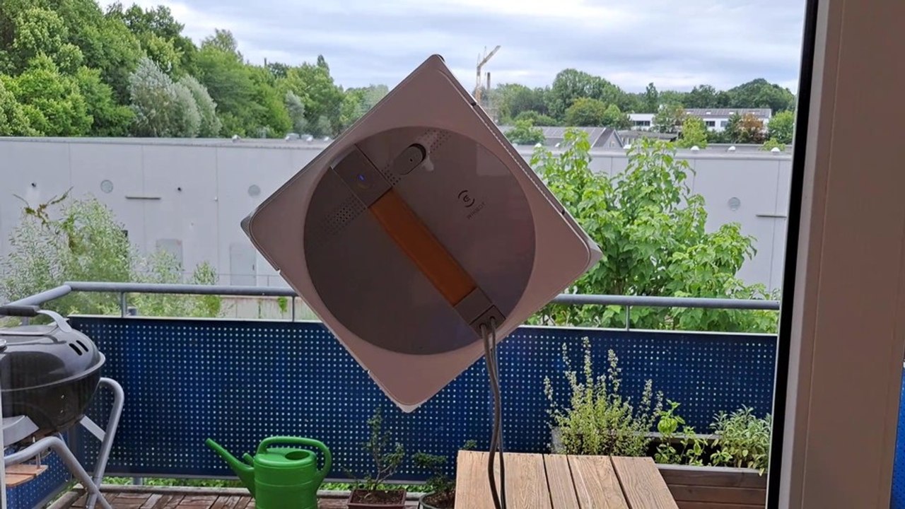 Ecovacs Winbot W1 Pro in Aktion