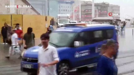 Sağanak yağışa Taksim'de yakalandılar, vatandaşların zor anları kamerada