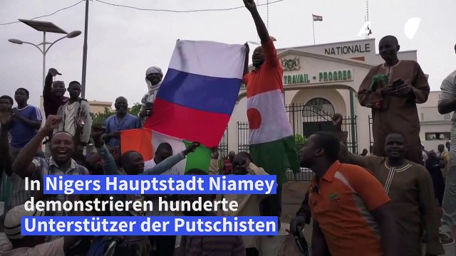 Unterstützer der Putschisten im Niger skandieren Russland! Russland!