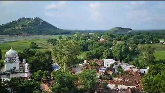 दो हिस्सों के पाट में पाट रहा मुकरवा गांव, अधर में लटका गांव का विकास