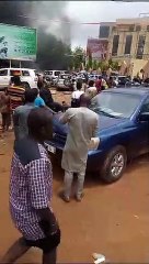 Niger : Des véhicules jouxtant le siège de l’ex-parti au pouvoir incendiés
