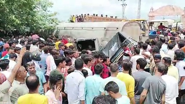 अनियंत्रित होकर तेल से भरा टैंकर पलटा, एक युवक की नीचे दबने से हुई मौत