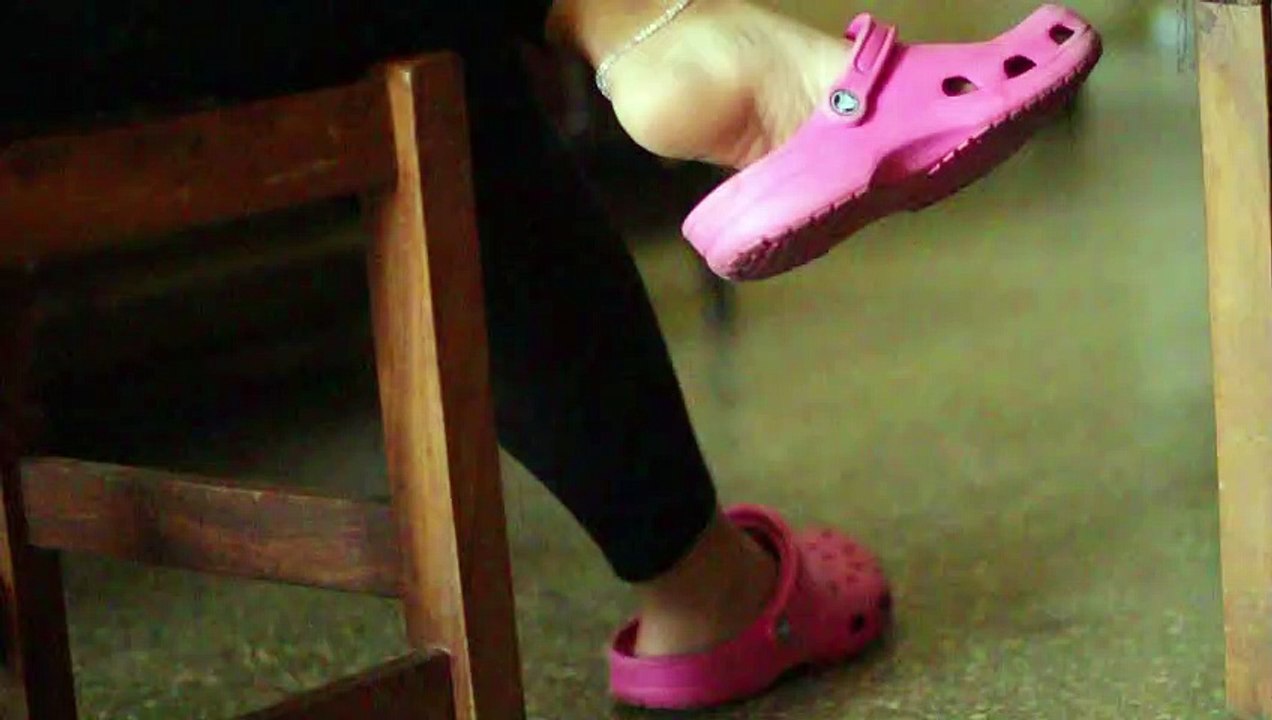 candid Crocs dangle shoeplay - video Dailymotion