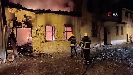 Le toit du bâtiment s'est effondré dans l'incendie de Kuşadası