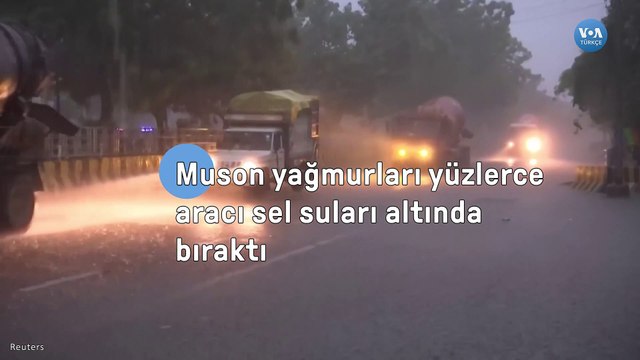 Muson yağmurları yüzlerce aracı sel suları altında bıraktı