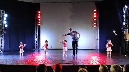 Pai 'entra em cena' e dança balé para ajudar filha envergonhada. Ora veja